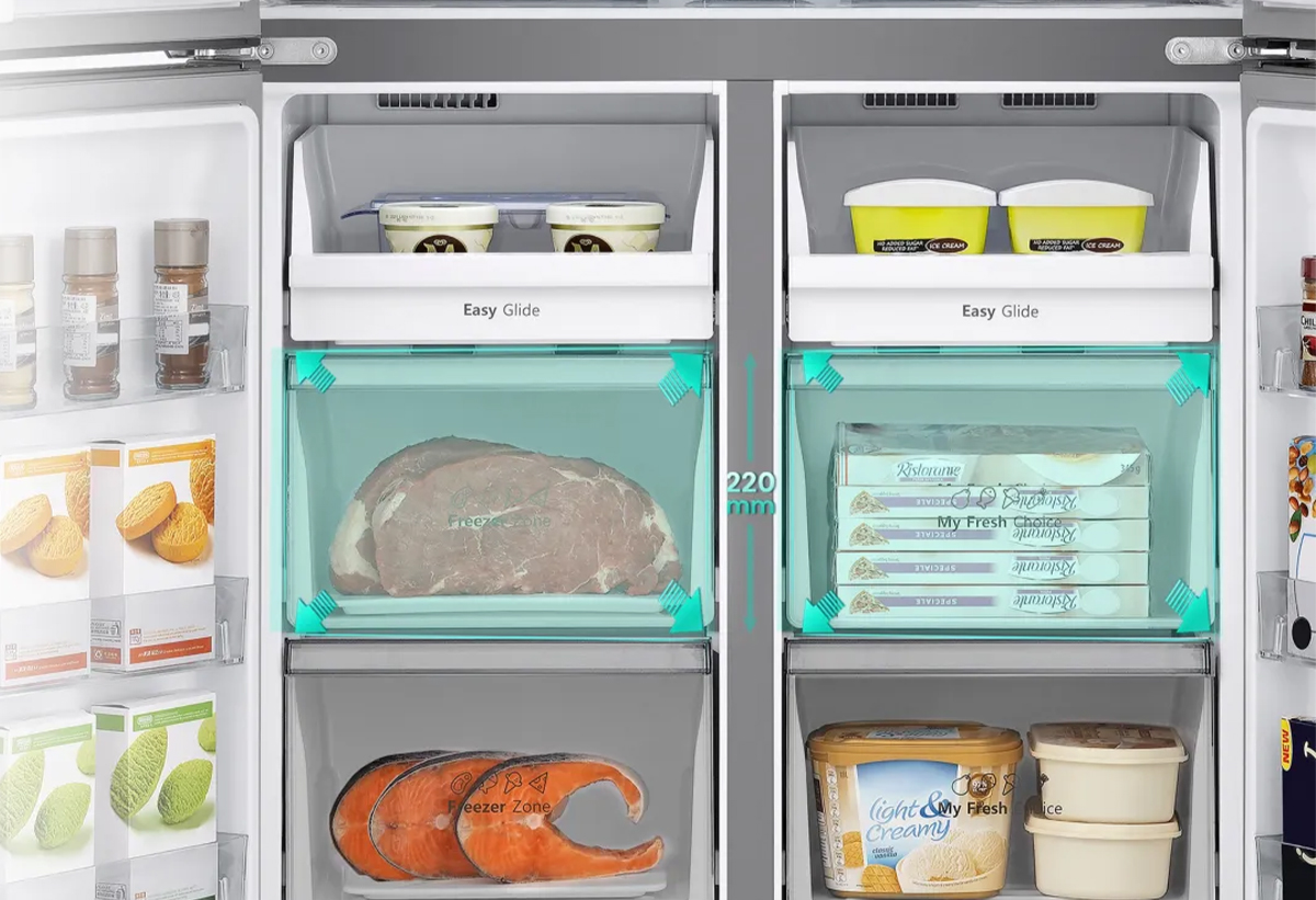 Απεικονίζονται τα ευρύχωρα συρτάρια γεμάτα τρόφιμα.